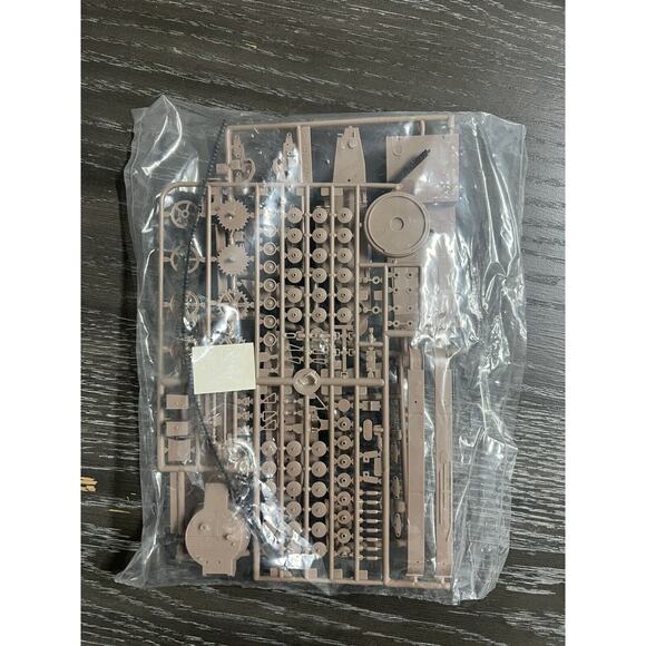 Czołg Lekki 7TP Light Tank 1:35 Scale Model Kit, New Open Box - Picture 3 of 16